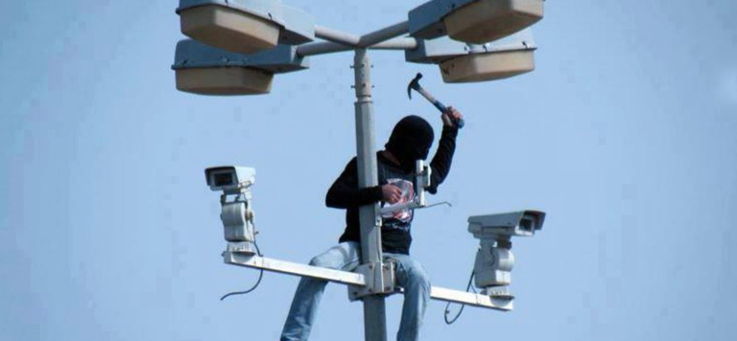 Портят камеры. Дорожные камеры видеонаблюдения. Камера на столбе. Камера видеонаблюдения уличная. Столб для камеры видеонаблюдения.